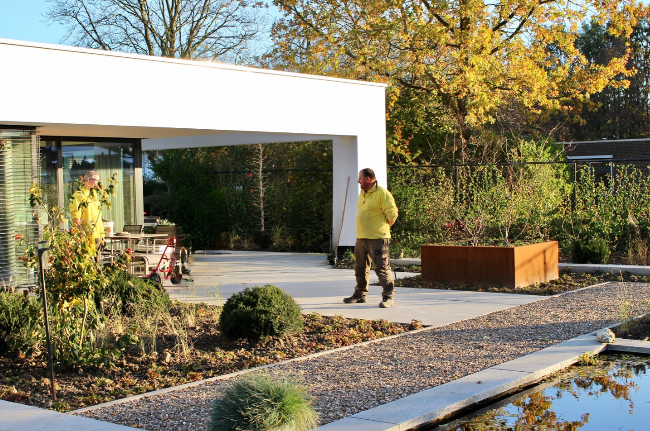 Aanleg van een tuin door hoveniersbedrijf Paardekooper in Kloetinge